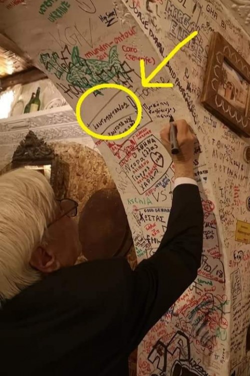 Ο Προκόπης Παυλόπουλος υπογράφει σε τοίχο ταβέρνας στην Αγία Νάπα