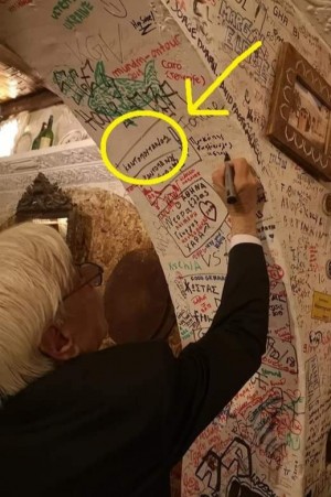 Ο Προκόπης Παυλόπουλος υπογράφει σε τοίχο ταβέρνας στην Αγία Νάπα