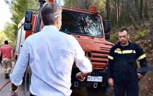 Τσεκάρετε πως τον κοιτάει