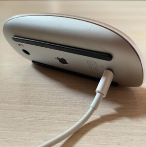 Αν νιώσεις ποτέ ηλίθιος, σκέψου τον μηχανικό που σχεδίασε το ποντίκι της Apple, που όταν το φορτίζεις, δεν μπορείς να το χρησιμοποιήσεις.